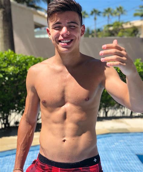 Novo vídeo de Thomaz Costa nu, com tesão e batendo punheta